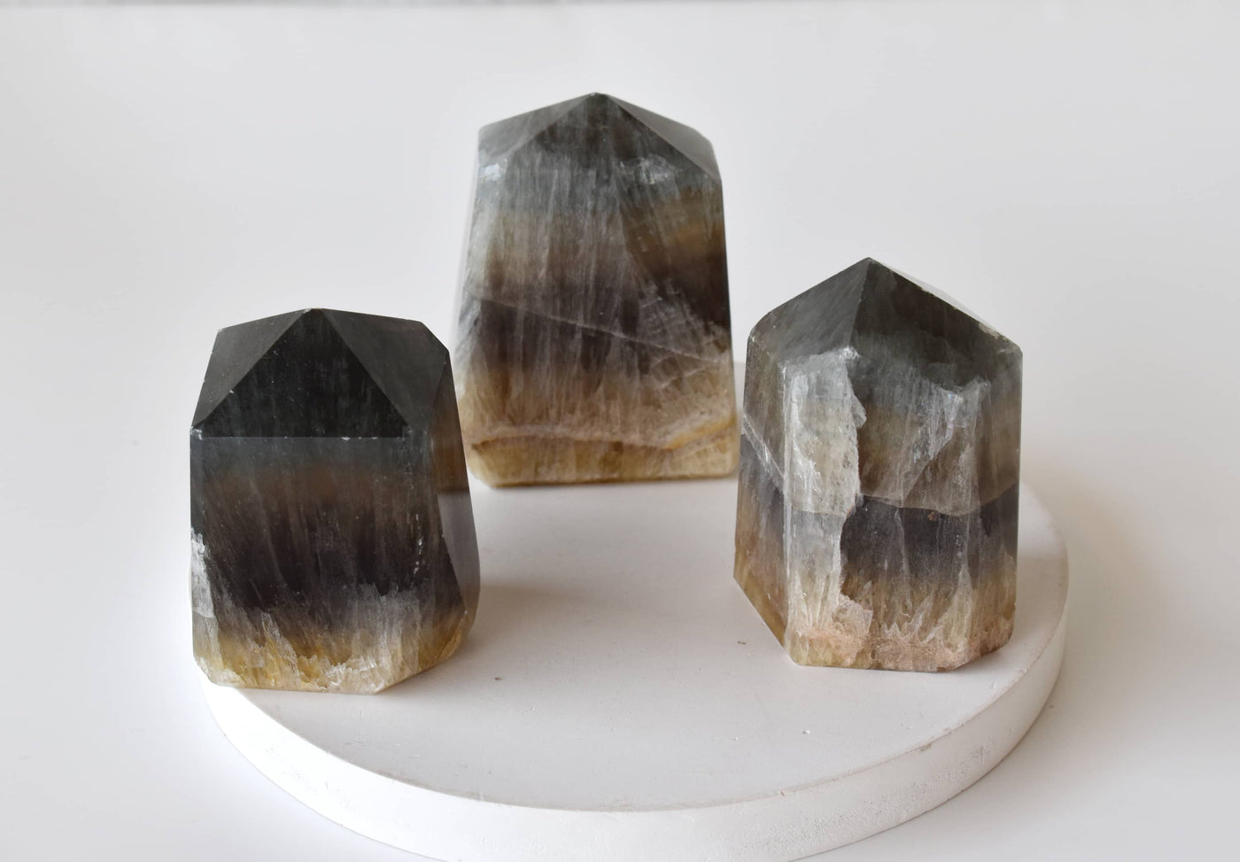 Pointe polie en cristal multi-fluorite, guérissant les tours de pierres précieuses colorées polies