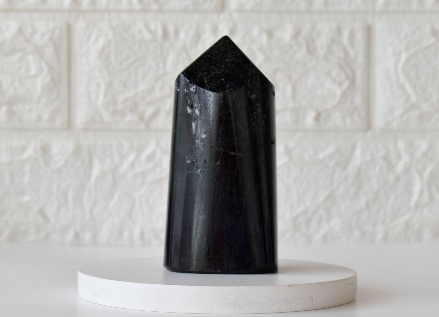 Guérison des tours de cristal de tourmaline noire, grandes pierres précieuses naturelles polies.