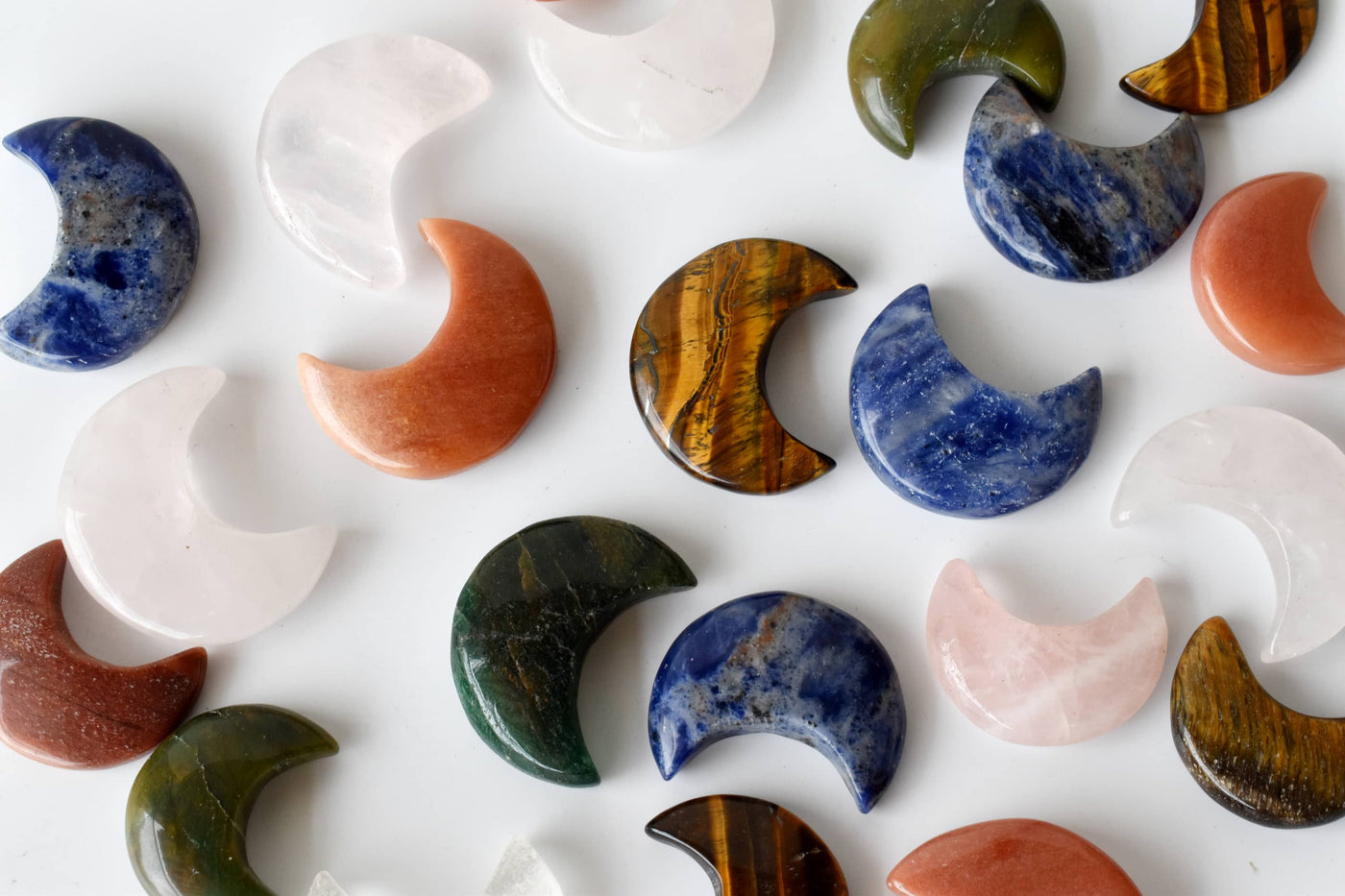Lunes en cristal de quartz en cristal naturel, pierres précieuses en forme de croissant sculptées à la main, petites pierres.