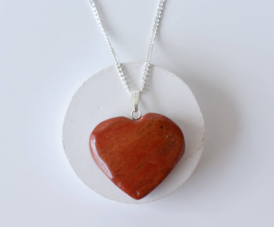 Pendentif en forme de cœur en cristal de jaspe rouge véritable, en forme de cœur véritable, breloque en pierres précieuses polies