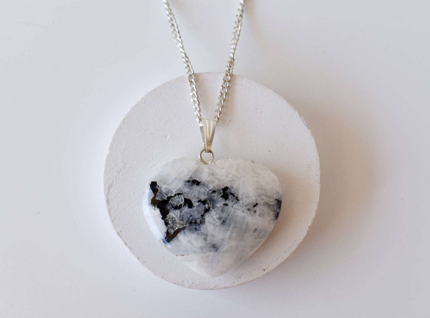 Pendentif coeur en cristal de pierre de lune arc-en-ciel naturel, véritables colliers en forme de coeur, breloque en pierre précieuse polie