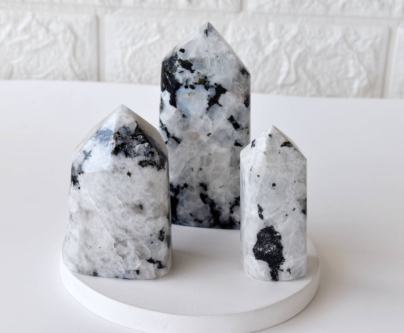 Véritables points de cristal de pierre de lune arc-en-ciel, pierres précieuses polies à facettes sculptées à la main naturelles, tranches de pierre véritable en vrac en gros pour l'affichage à la maison