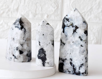 Véritables points de cristal de pierre de lune arc-en-ciel, pierres précieuses polies à facettes sculptées à la main naturelles, tranches de pierre véritable en vrac en gros pour l'affichage à la maison