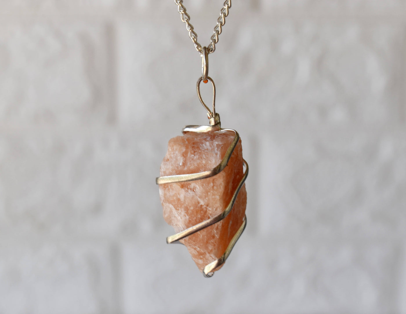 Pendentif en pierres précieuses brutes Sunstone, pendentif en pierre de cristal enveloppé de fil brut.