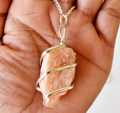 Pendentif en pierres précieuses brutes Sunstone, pendentif en pierre de cristal enveloppé de fil brut.