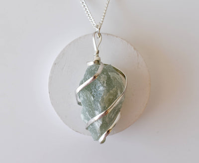 Pendentif en pierres précieuses brutes d'aventurine verte, pendentif en pierre de cristal enveloppé de fil brut.