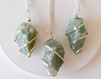 Pendentif en pierres précieuses brutes d'aventurine verte, pendentif en pierre de cristal enveloppé de fil brut.