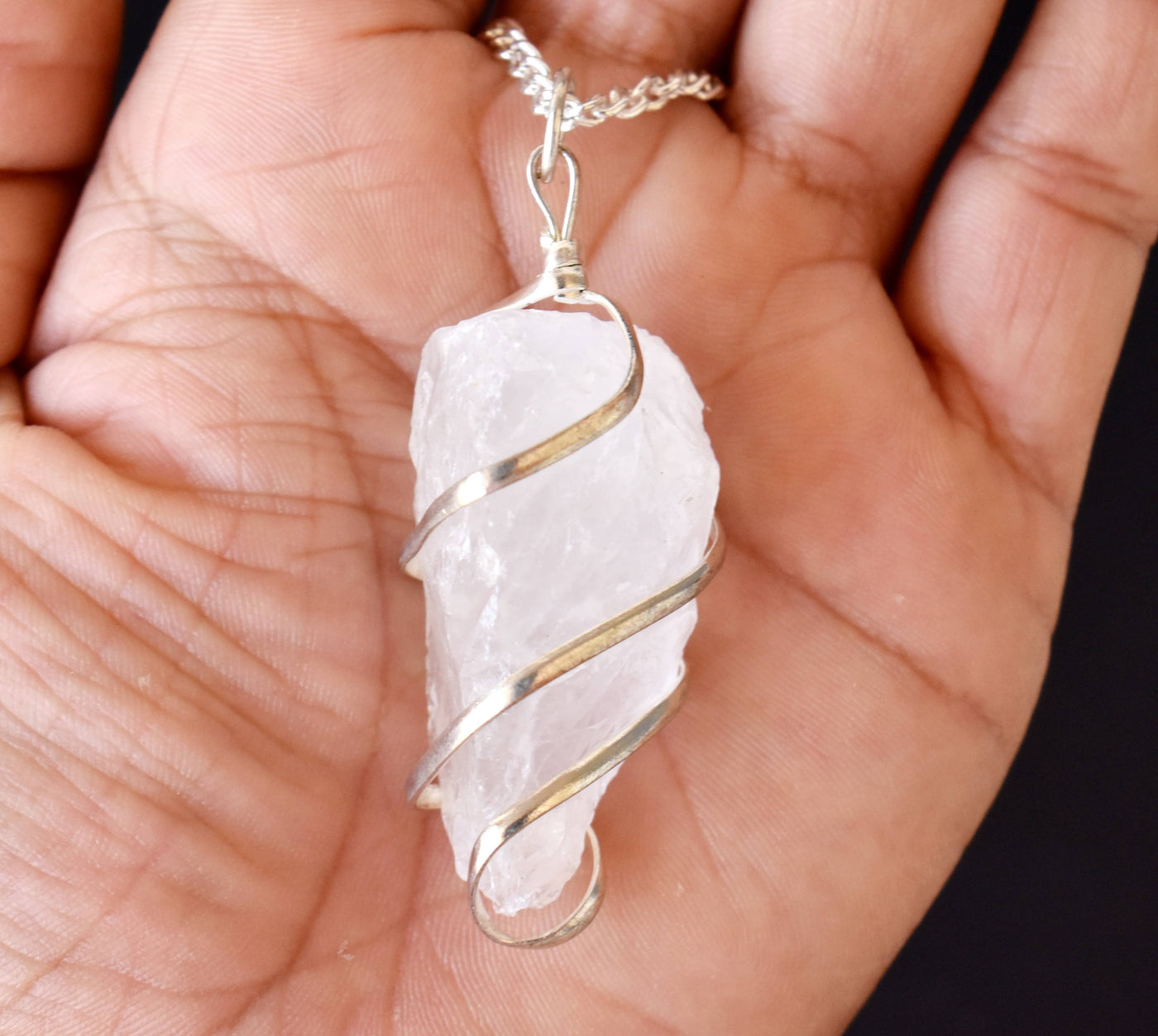Pendentif en pierre précieuse brute de quartz de cristal, pendentif en pierre de cristal enveloppé de fil brut.