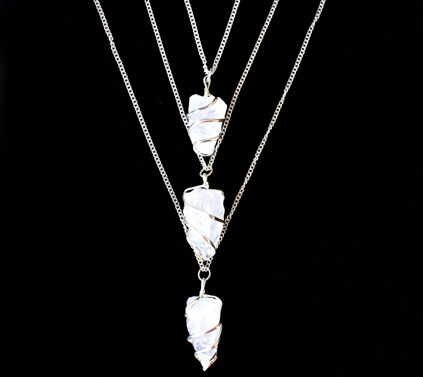 Pendentif en pierre précieuse brute de quartz de cristal, pendentif en pierre de cristal enveloppé de fil brut.