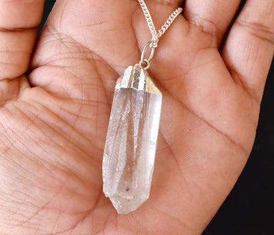 Pendentifs en pierre brute de quartz clair, colliers en cristal véritable en argent galvanisé.