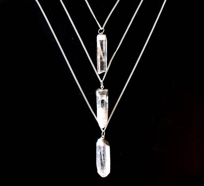 Pendentifs en pierre brute de quartz clair, colliers en cristal véritable en argent galvanisé.