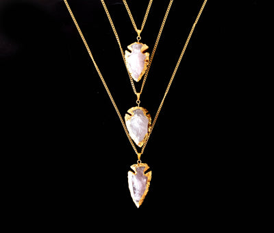 Pendentifs de pointes de flèche en quartz rose ~ Pendentifs en cristaux d'or galvanisés avec chaîne