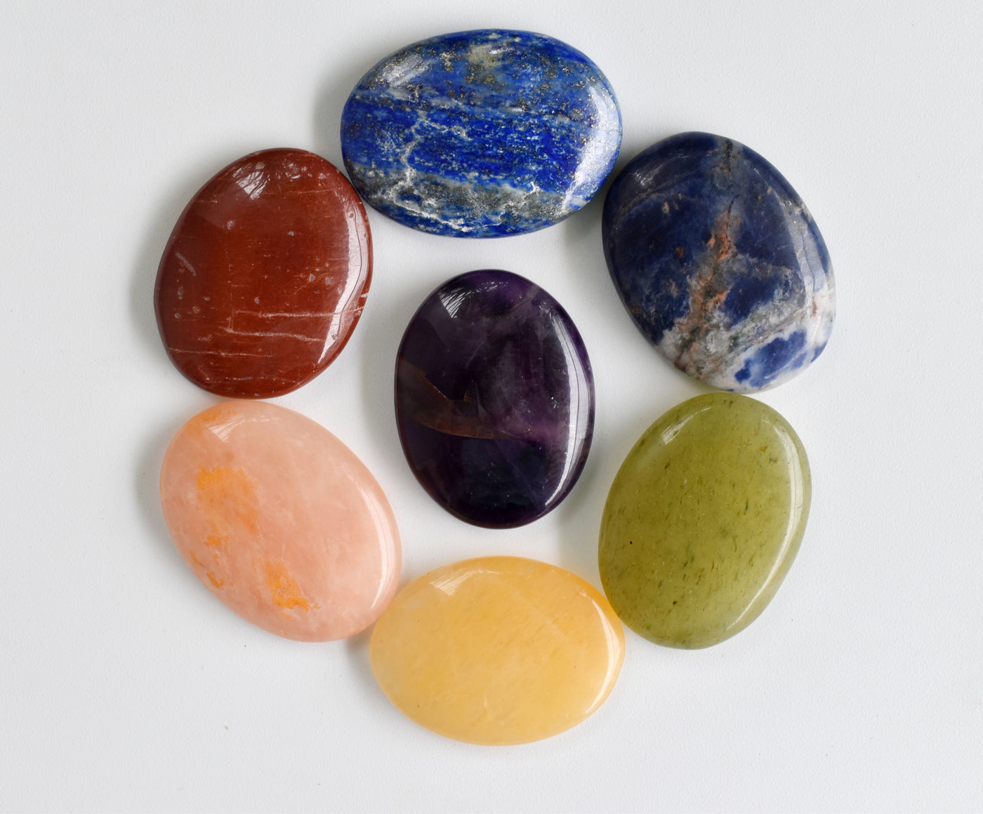 Ensemble de pierres naturelles brutes de sept chakras avec carte, véritables pierres précieuses polies à la main sculptées à la main pour la guérison et l'équilibrage des chakras,