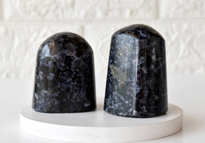 Véritable forme libre de gabbro indigo poli, véritables cristaux de base coupés de qualité A.