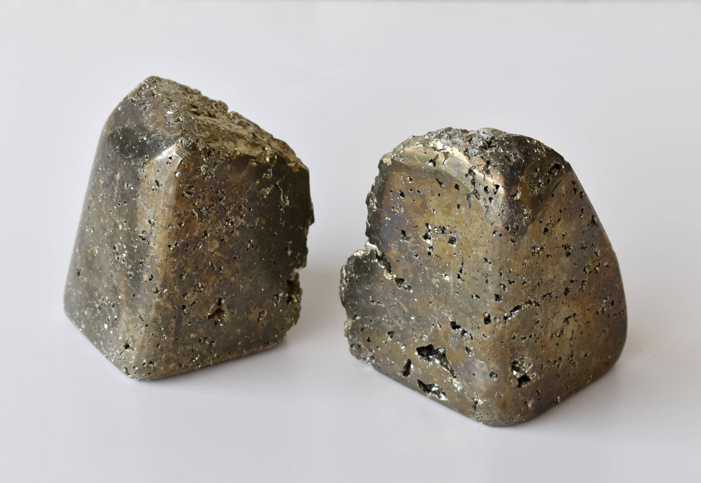 Forme libre de pyrite druzy polie, forme libre de pyrite druzy de base coupée, cristaux de pyrite druzy.