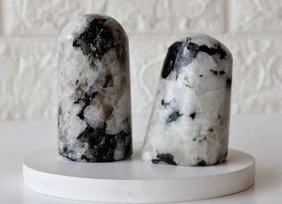 Véritables formes libres de cristal de pierre de lune arc-en-ciel, véritables pierres précieuses polies de base de qualité A.