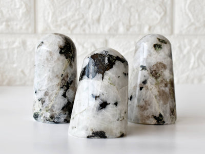 Véritables formes libres de cristal de pierre de lune arc-en-ciel, véritables pierres précieuses polies de base de qualité A.