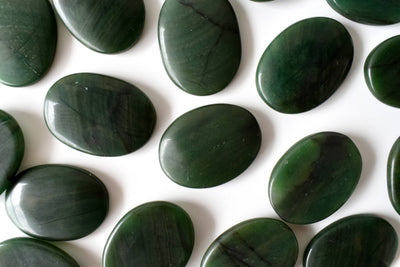 Pierre plate de jade vert, pierres de palmier plates ovales polies