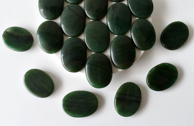 Pierre plate de jade vert, pierres de palmier plates ovales polies