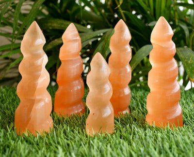Tours en spirale de sélénite orange, points de tourbillon de cristal de couleur naturelle de 4 pouces, pierres précieuses de corne de licorne de guérison, décor à la maison Feng Shui fait à la main