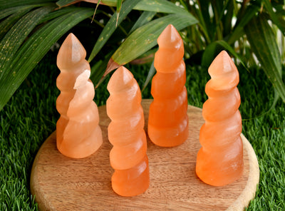 Tours en spirale de sélénite orange, points de tourbillon de cristal de couleur naturelle de 4 pouces, pierres précieuses de corne de licorne de guérison, décor à la maison Feng Shui fait à la main