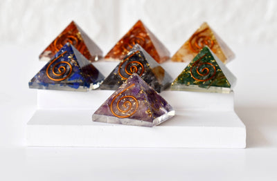 Un ensemble de 7 pyramides d'orgone bébé chakra pour la guérison d'orgone, l'équilibrage des chakras de guérison Reiki ~ pyramide d'orgone en cristal