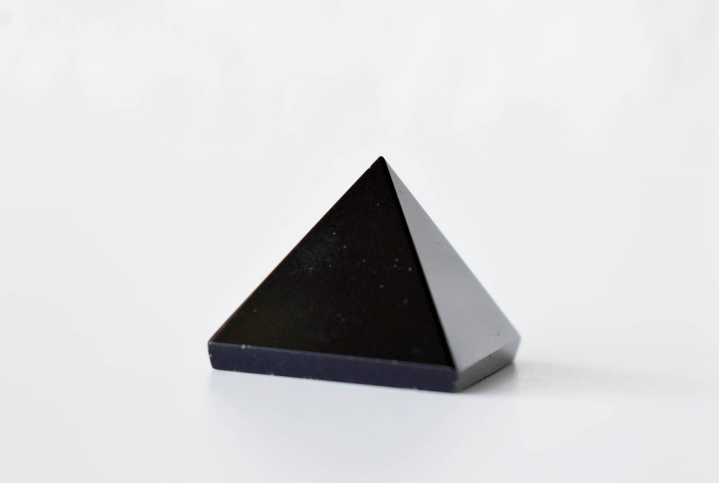 Pyramide de cristal d'agate noire ~ pyramide d'agate noire pour la guérison, la grille de cristal et l'équilibrage des chakras