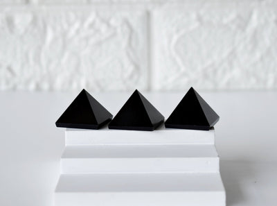 Pyramide de cristal d'agate noire ~ pyramide d'agate noire pour la guérison, la grille de cristal et l'équilibrage des chakras