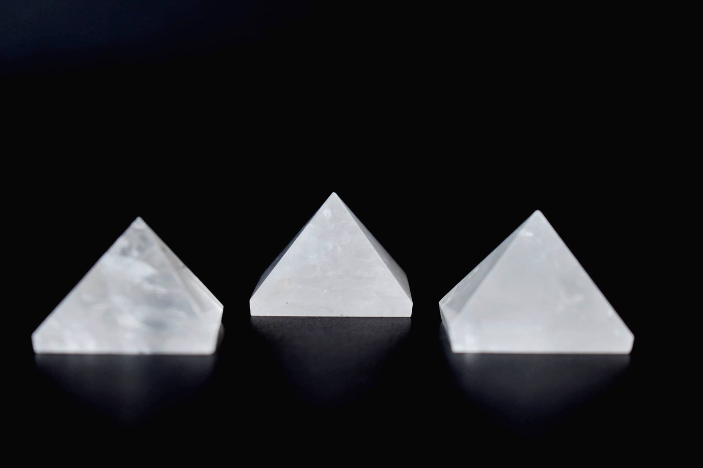 Pyramide de cristal de quartz de cristal ~ Pyramide de quartz de cristal pour la guérison, la grille de cristal et l'équilibrage des chakras