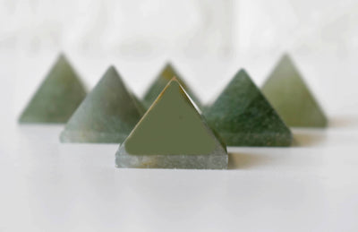 Pyramide de cristal d'aventurine verte ~ Pyramide d'aventurine verte pour la guérison, la grille de cristal et l'équilibrage des chakras