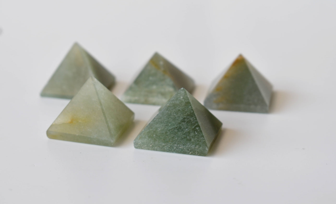 Pyramide de cristal d'aventurine verte ~ Pyramide d'aventurine verte pour la guérison, la grille de cristal et l'équilibrage des chakras