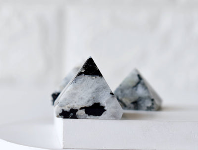 Pyramide de cristal de pierre de lune arc-en-ciel ~ Pyramide de pierre de lune arc-en-ciel pour la guérison, la grille de cristal et l'équilibrage des chakras