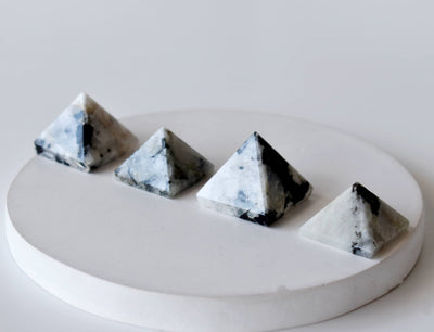 Pyramide de cristal de pierre de lune arc-en-ciel ~ Pyramide de pierre de lune arc-en-ciel pour la guérison, la grille de cristal et l'équilibrage des chakras