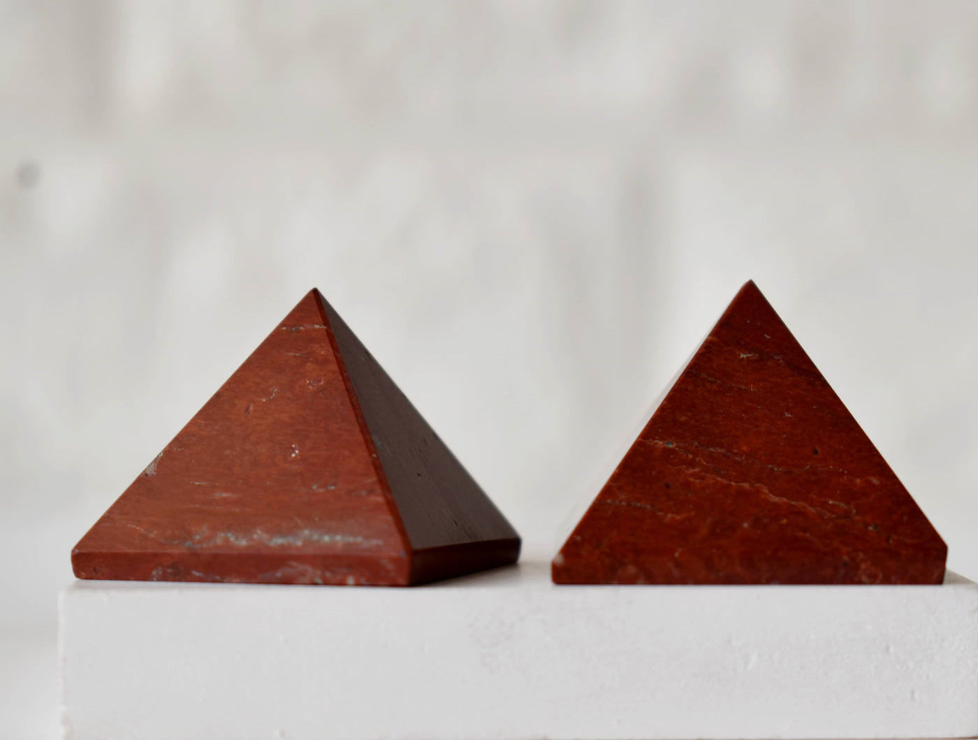 Pyramide de cristal de jaspe rouge ~ Pyramide de jaspe rouge pour la guérison, la grille de cristal et l'équilibrage des chakras