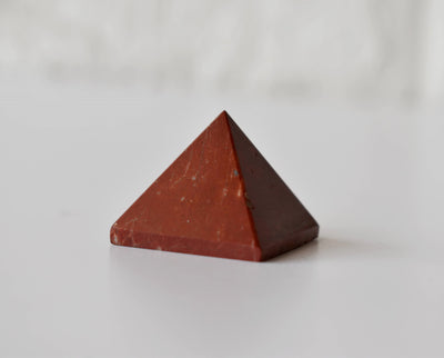 Pyramide de cristal de jaspe rouge ~ Pyramide de jaspe rouge pour la guérison, la grille de cristal et l'équilibrage des chakras