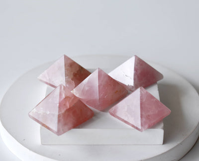 Pyramide de cristal de quartz rose ~ Pyramide de quartz rose pour la guérison, la grille de cristal et l'équilibrage des chakras
