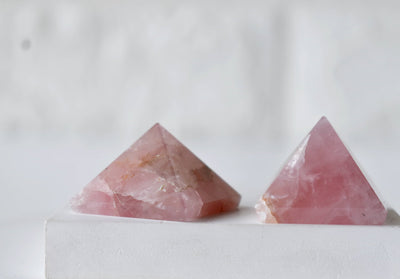Pyramide de cristal de quartz rose ~ Pyramide de quartz rose pour la guérison, la grille de cristal et l'équilibrage des chakras