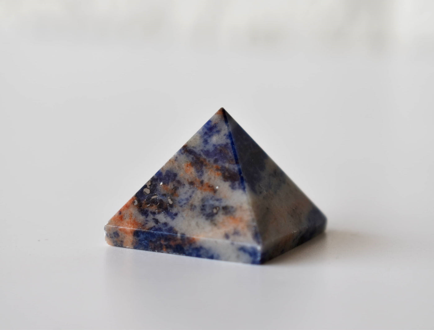 Pyramide de cristal de Sodalite ~ Pyramide de Sodalite pour la guérison, la grille de cristal et l'équilibrage des chakras