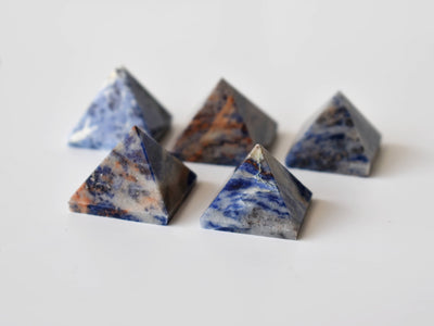 Pyramide de cristal de Sodalite ~ Pyramide de Sodalite pour la guérison, la grille de cristal et l'équilibrage des chakras