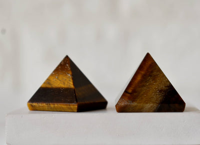 Pyramide de cristal d'oeil de tigre ~ Pyramide d'oeil de tigre pour la guérison, la grille de cristal et l'équilibrage des chakras