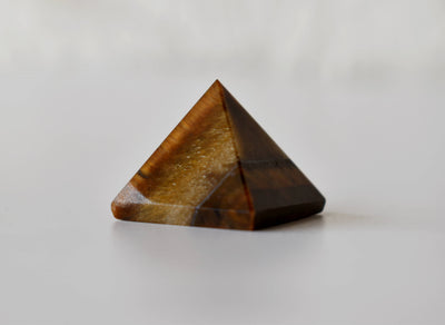 Pyramide de cristal d'oeil de tigre ~ Pyramide d'oeil de tigre pour la guérison, la grille de cristal et l'équilibrage des chakras