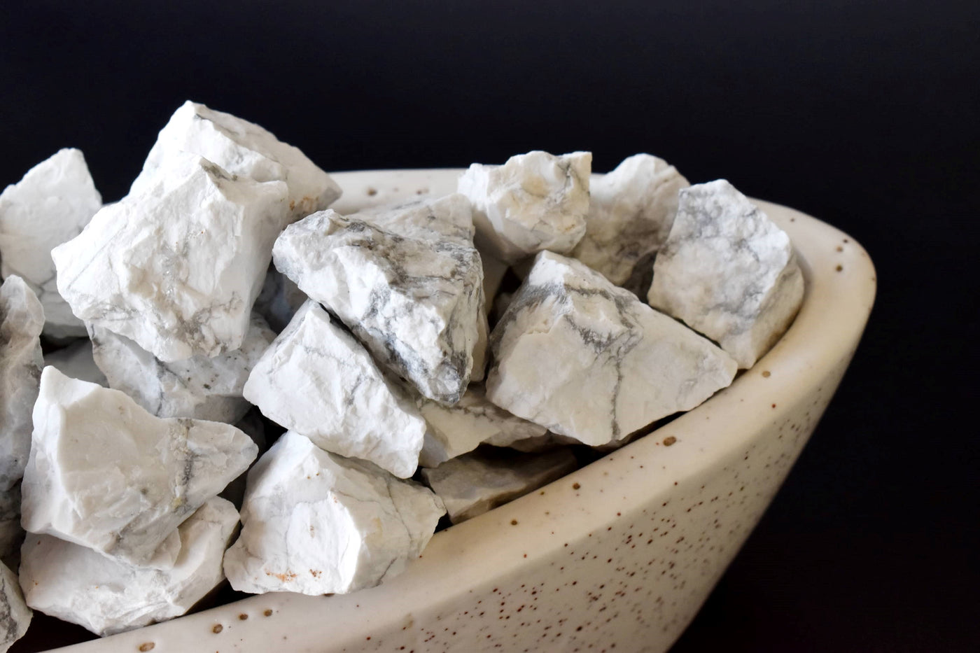 Howlite Rough Natural Stones 1 pouce Howlite Raw Stones, Raw Crystal Chunks in pack size 4oz, 1/2lb, 1lb.