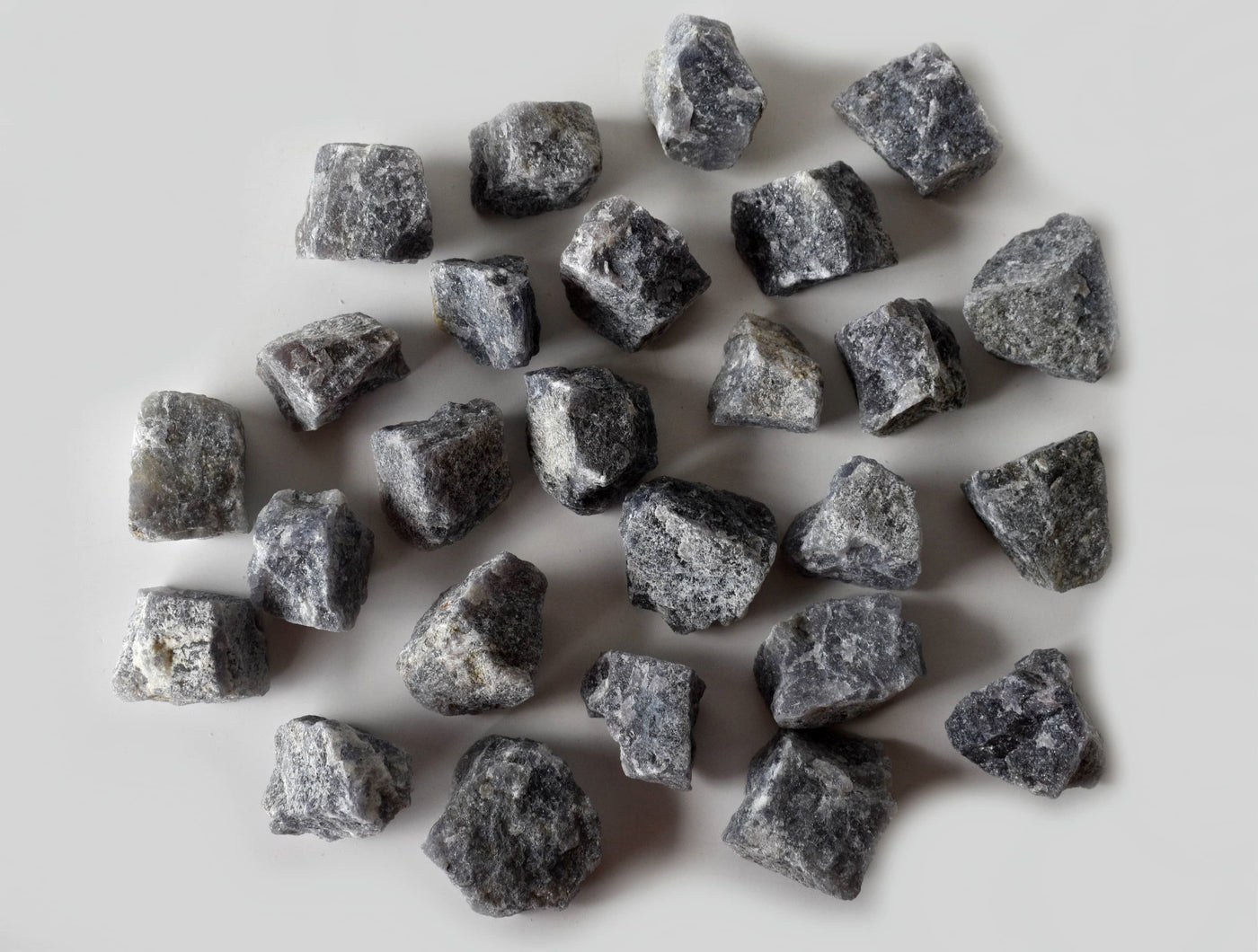 Iolite Rough Natural Stones 1 pouce Iolite Raw Stones, Raw Crystal Chunks in pack size 4oz, 1/2lb, 1lb.