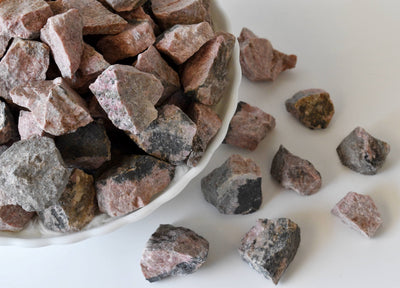 Rhodonite Rough Natural Stones 1 pouce Rhodonite Raw Stones, Raw Crystal Chunks in pack size 4oz, 1/2lb, 1lb.