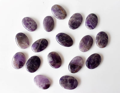 Amethyst Worry Stone pour la guérison des cristaux (Pocket Palm Stone / Thumb Stone)