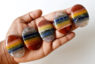 Chakra Bonded Worry Stone pour la guérison des cristaux (Pocket Palm Stone / Thumb Stone)