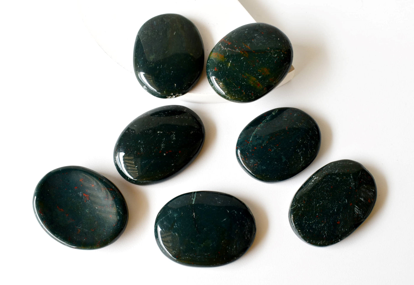 Bloodstone Worry Stone pour la guérison des cristaux (Pocket Palm Stone / Thumb Stone)