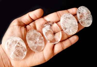 Crystal Quartz Worry Stone pour la guérison des cristaux (Pocket Palm Stone / Thumb Stone)
