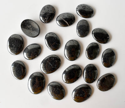 Hématite Worry Stone pour la guérison des cristaux (Pocket Palm Stone / Thumb Stone)