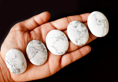 Howlite Worry Stone pour la guérison des cristaux (Pocket Palm Stone / Thumb Stone)